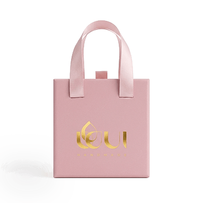 Présentation de notre écrin cadeau signature, un coffret rose poudré rehaussé d'or pour un instant magique.