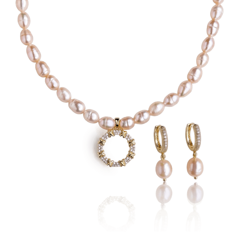 Parure de bijoux haut de gamme en édition limitée Fleur d'O, comprenant un collier en perles de culture baroques aux reflets rosés avec un pendentif circulaire doré serti de strass brillants, et une paire de boucles d'oreilles créoles assorties avec perles pendantes.